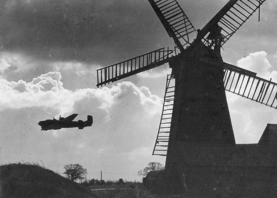 @danmadmorgan @militaryhistori And my all-time favourite... A 10 Sqn Halifax returning to base, passing the Seaton Ross windmill just on the perimeter.