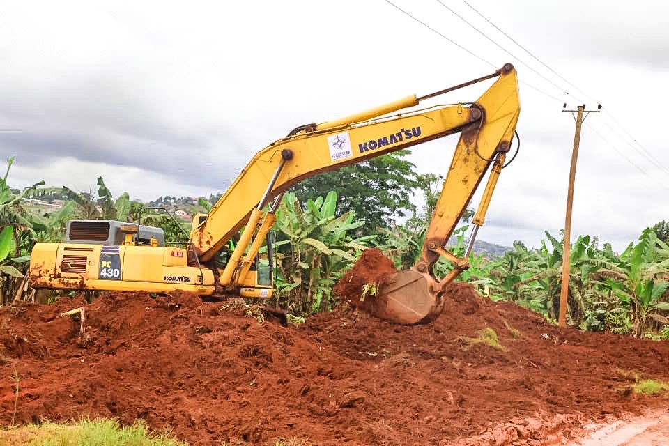 UNRA_UG's tweet photo. 🏳️COMMENCEMENT 🏳️

Our Contractor [CCCC] has kicked off physical works on Kisubi-Nakawuka—Nateete—Nakawuka-Kasanje—Mpigi—Nakawuka-Mawagulu—Nanziga—Maya—Kasanje—Buwaya &amp; Entebbe—Nakiwogo road project.

Bush clearing now underway along the Kisubi—Nakawuka road section. #UNRAworks https://t.co/48Qtoa7mmT