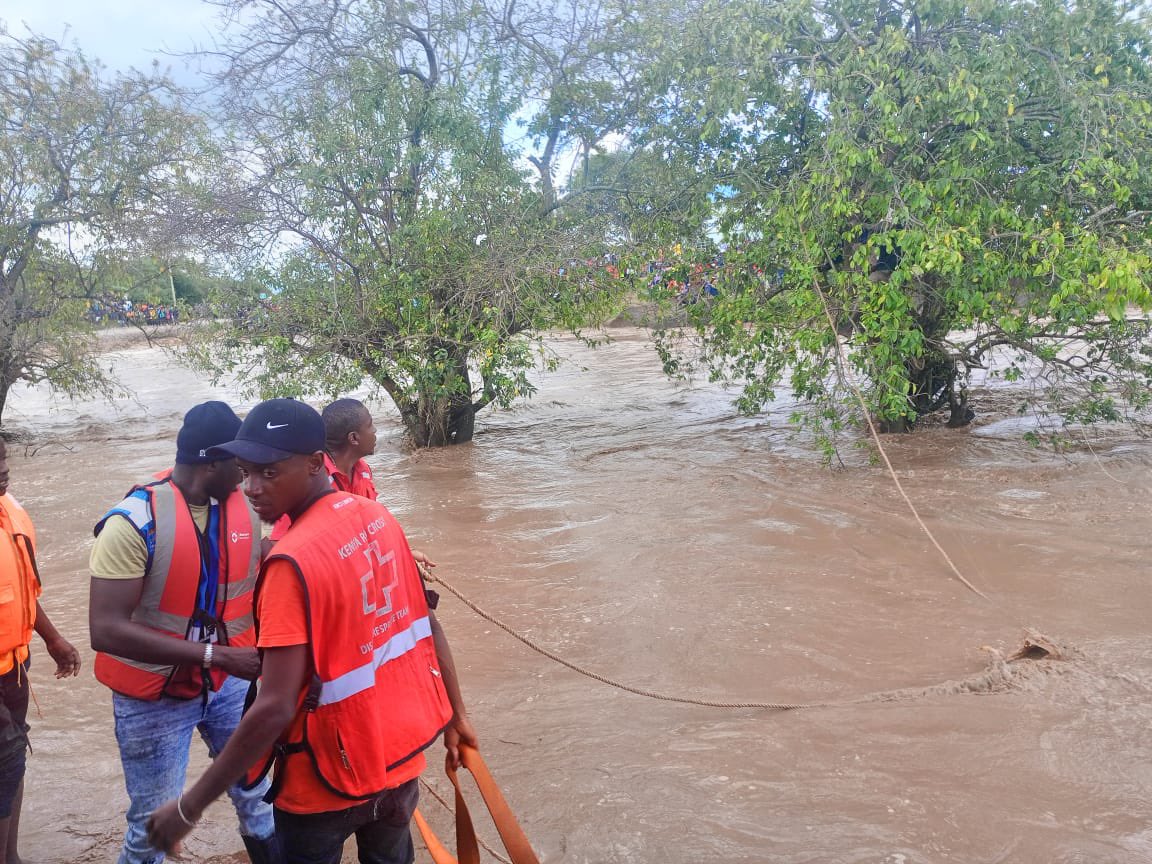 KenyaRedCross's tweet photo. @citizentvkenya Update: 7 individuals rescued, promptly taken to Sultan Hamud Sub-County Hospital following the incident.

Our response efforts remain ongoing. https://t.co/mAfzdp23li