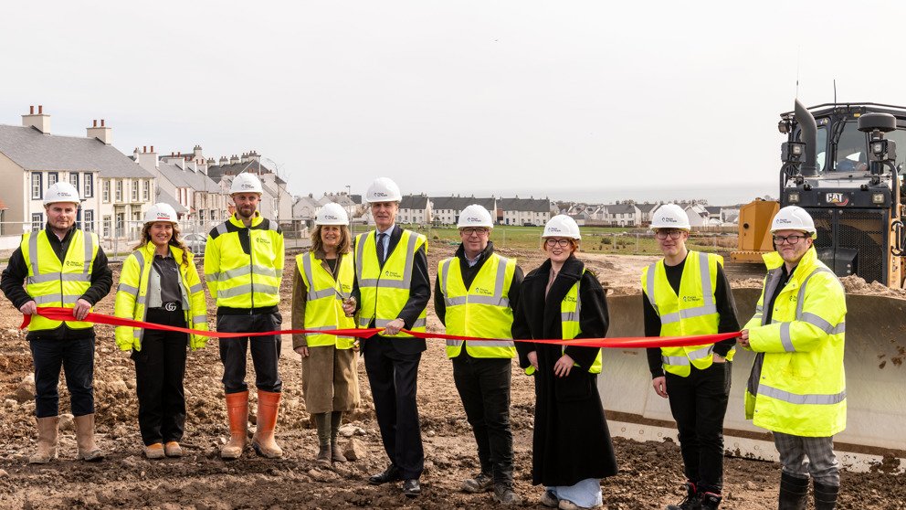 A second exciting construction update!🏡 We're thrilled to announce the latest phase of new homes in Chapelton, Aberdeenshire! With 220 properties and retail spaces, our vibrant Community continues to grow. Find out more: shorturl.at/gqOQ4 #UKHousing #WeAreCommunity