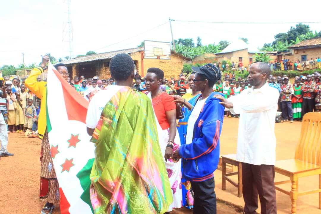 MagazineJimbere's tweet photo. 👨❤️👨 315 couples en union libre se sont régularisés et 21 concubines ont été renvoyées, en l'espace d'un mois, en commune #Busiga (@NgoziProvince), comme indiqué par l'administrateur de cette commune lors de la visite de l'organisation #BLTP (Burundi Leadership Training Program) ce 25/04/2024, pour participer à la journée de sensibilisation pour la lutte contre les mariages illégaux et le concubinage, dans le cadre du projet "Synergie pour la paix au Burundi"
🎙️ L'admicom a ajouté que "le #développement n'existe pas si les familles ne sont pas stables" et a appelé les citoyens à respecter le délai fixé pour l'inscription à l'état civil (https://t.co/QJr3Xc8zj2) car "au-delà de la date limite, des sanctions seront prises"
#Burundi