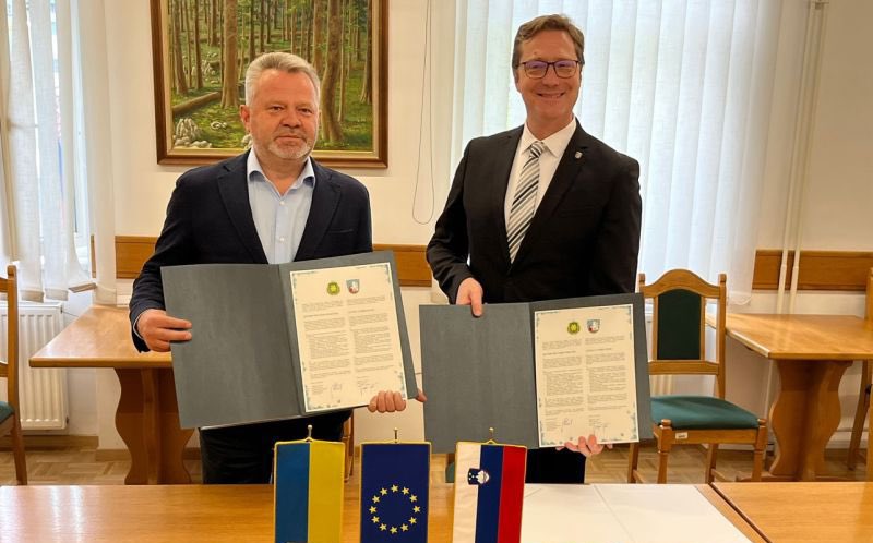 🇸🇮🤝🇺🇦 Partnerships between municipalities are crucial for recovery. Kočevje and Bucha exemplify this cooperation. Mayor Fedoruk of Bucha met @MZEZ_RS representatives to discuss development projects. @MZEZ_RS supports #SlovenianAid's Postconflict Reconstruction in Ukraine,…
