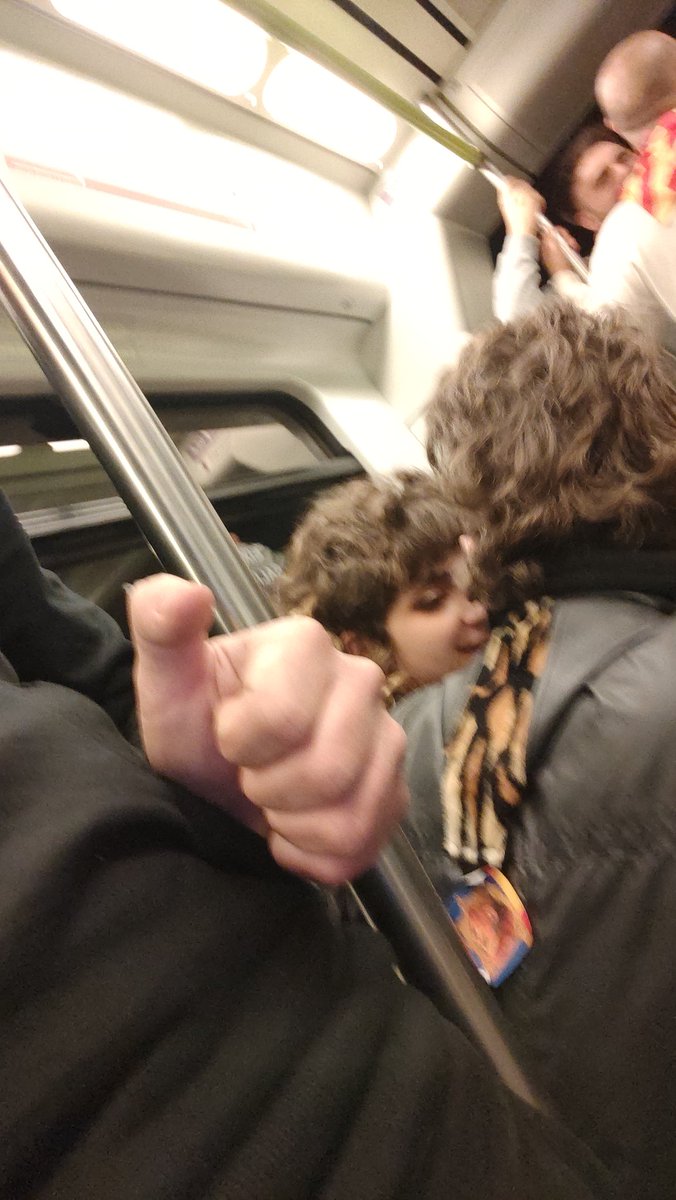 GUARROS en el metro hacen PROPAGANDA del Caudillo 🖐🏻🇪🇸🦅 
#VigilaTusEspaldas