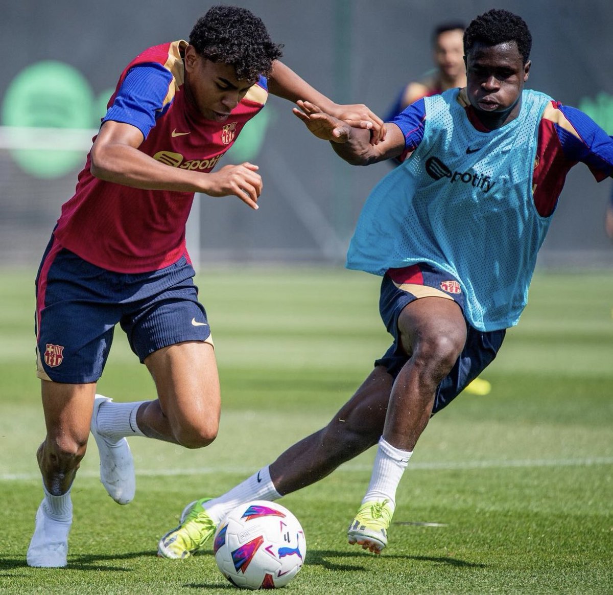 📸 - Lamine Yamal (16) and Landry Farré (17) in training today.