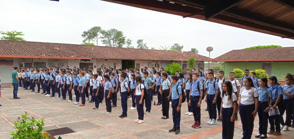 salasimonplanas's tweet photo. #26Abr Momento Cívico para dar inicio a las actividades pedagógicas,Culminando exitosamente está semana de formación académica
#RealityShowFactorM
#SimonPlanas
@NicolasMaduro
@MPPEDUCACION
@_LaAvanzadora
@cdcelara
@EleamerAbdala
@AurimarVargas1 https://t.co/mJizUjLBHh