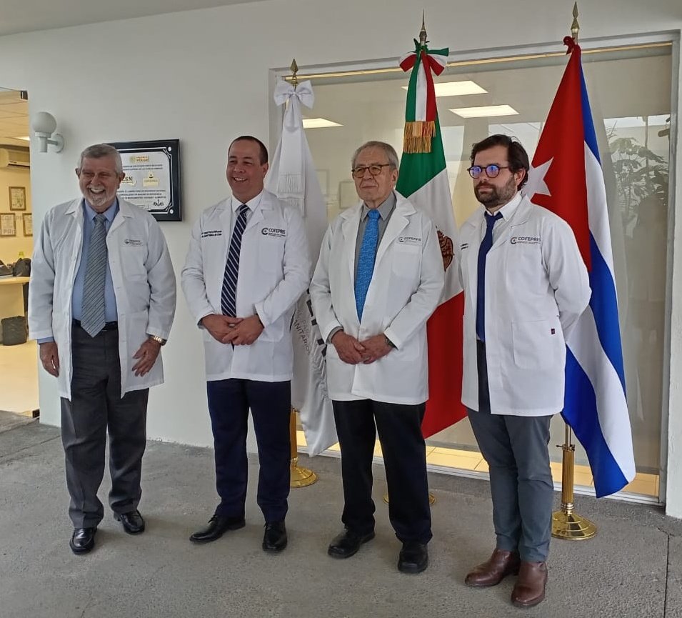 🇨🇺 En compañía del Dr. Jorge Carlos Alcocer, secretario de #Salud de México, y el Comisionado @AlexSvarch, este jueves recorrimos el Laboratorio de Control Analítico y Ampliación de Cobertura de @COFEPRIS. Son múltiples las posibilidades para estrechar los vínculos con #Cuba.