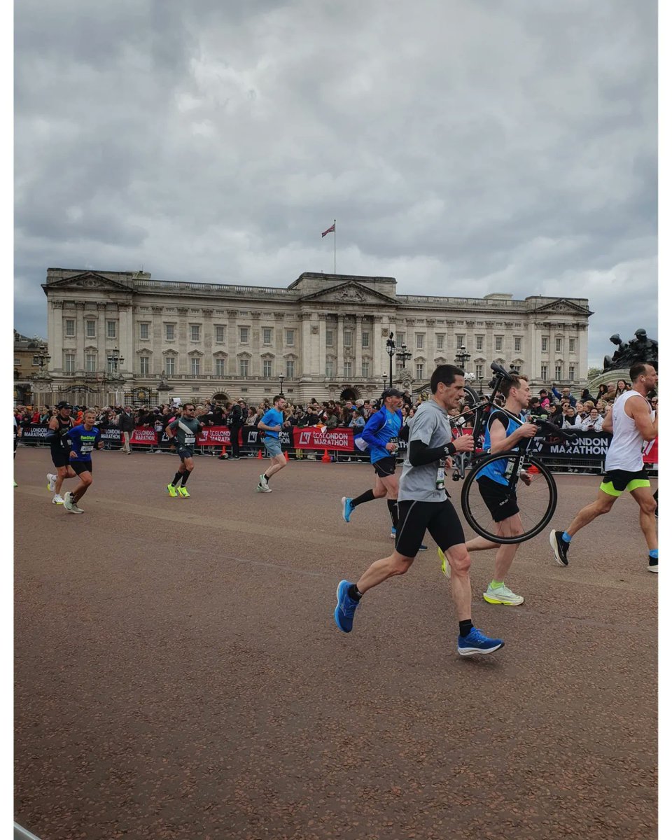 Great to see people achieving their personal goals and getting cheered on for running in London marathon on 21 April 202
#mobilephotography #streetphotography #streetphotographyworldwide #purestreetphotography #londonphotography #visitlondon #londonmarathon2024 #buckinghampalace