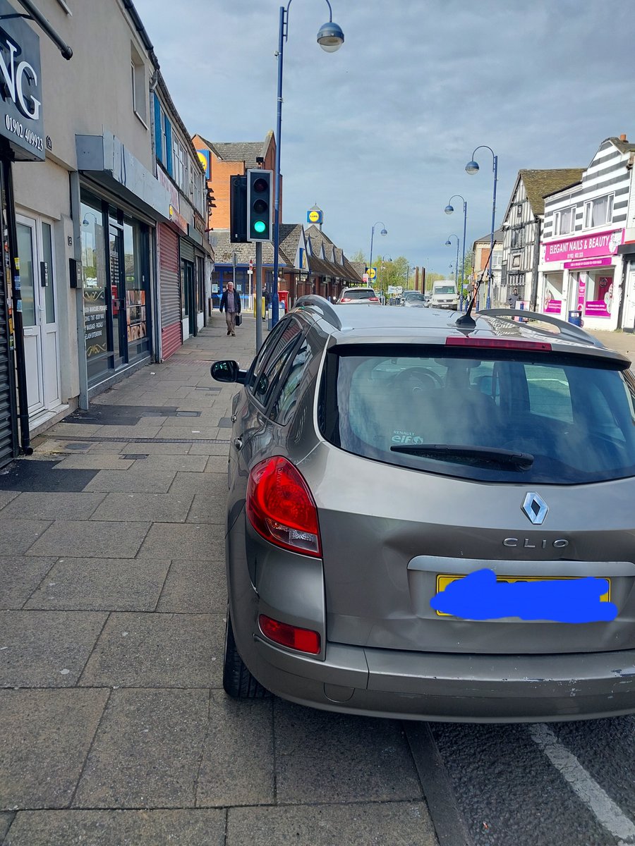 Traffic ticket issued on #Bilston town centre for inconsiderate parking on Zig zags. Whilst blocking the view to the pedestrians crossing Pcso 31123 Lewis. #SafetyFirst @WMPolice @WolvesPolice @BilstonTownCent @Keep people safe