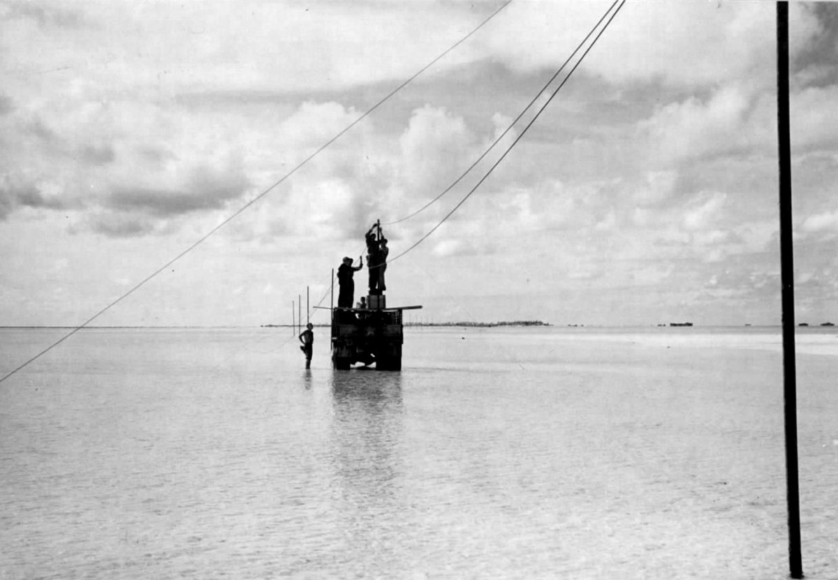 Signal corpsmen erect communications lines at Makin, Gilbert Islands. US Archives pic.

#usnavy #usmc #usarmy #usaf #usveterans #wwii #pacificwar #museum #EspirituSanto #vanuatu #southpacificwwiimuseum