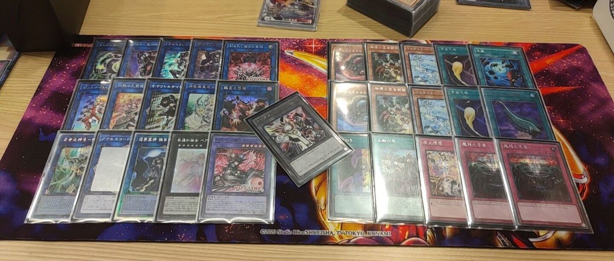 LamineTCG's tweet photo. 测试后感觉很舒服的配置
蛇眼蓝，粉，黑魔女，通缉令，刻魔男人共14枚（伪）一卡初动，下限非常强大
目标的场面为神弓+炎龙+ip（+维修），打完可以保留手牌中的手坑，通过场面+手坑+墓地的联防进行阻挡
备牌方面蓝泪调度通常陷阱很强大，不过考虑到阻抗的立体型也有投入宿神像的想法。 https://t.co/akdH0EJgfn