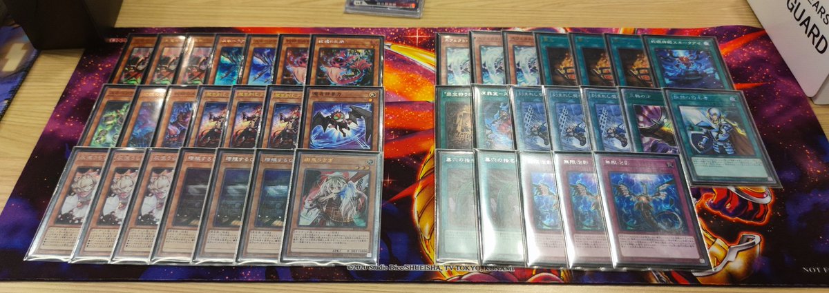 LamineTCG's tweet photo. 测试后感觉很舒服的配置
蛇眼蓝，粉，黑魔女，通缉令，刻魔男人共14枚（伪）一卡初动，下限非常强大
目标的场面为神弓+炎龙+ip（+维修），打完可以保留手牌中的手坑，通过场面+手坑+墓地的联防进行阻挡
备牌方面蓝泪调度通常陷阱很强大，不过考虑到阻抗的立体型也有投入宿神像的想法。 https://t.co/akdH0EJgfn