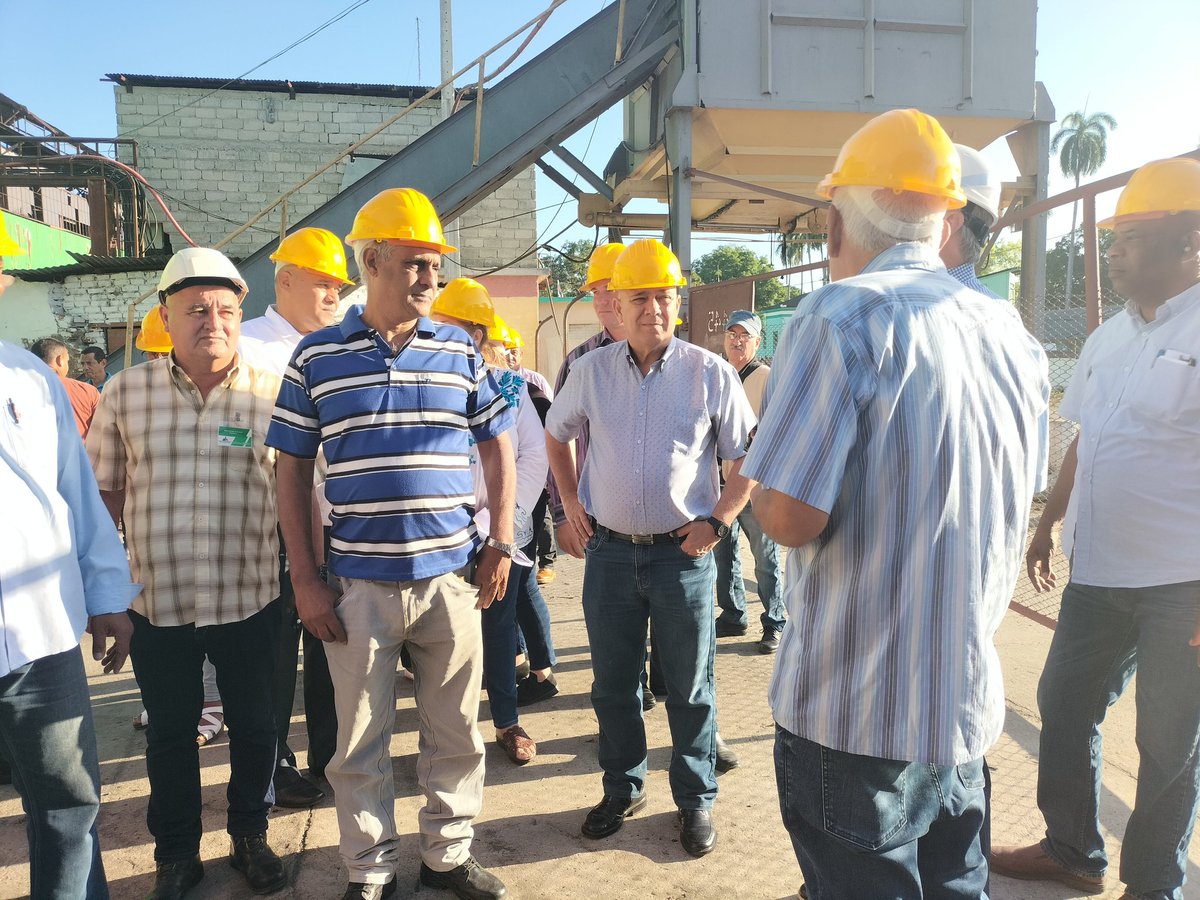 En Taguasco, Sancti Spíritus <a href="/DiazCanelB/">Miguel Díaz-Canel Bermúdez</a> y <a href="/DrRobertoMOjeda/">Dr. Roberto Morales Ojeda</a> recorrieron áreas de la Empresa Agroindustrial Azucarera Melanio Hernández. La producción de azúcar y derivados al igual que la siembra de caña fueron temas analizados en el intercambio con su colectivo.

#GenteQueSuma