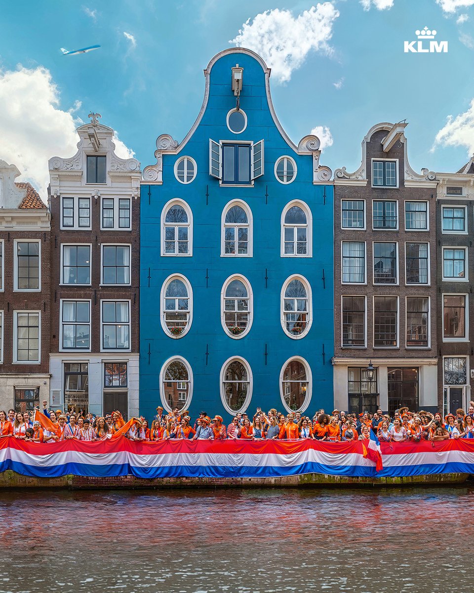We have added a splash of royal blue to the orange party. Happy King’s Day! 💙🧡 #KLM #Kingsday2024 #Amsterdam