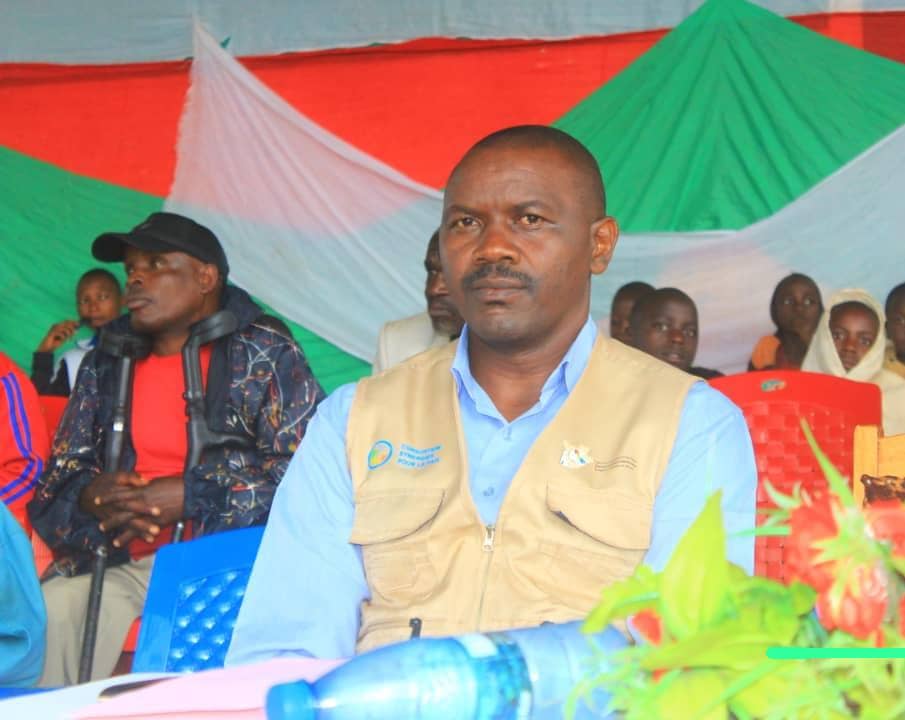 MagazineJimbere's tweet photo. 👤 Emmanuel Nintunze, qui a représenté #BLTP, a vivement remercié
la plateforme communautaire de #Busiga d'avoir songé à cette activité et fait savoir que "les mariages illégaux et le concubinage seront définitivement éradiqués à Busiga, si les sensibilisations continuent"
🔚 A cette occasion, BLTP a octroyé du matériel nécessaire pour l'enregistrement des mariages et des #enfants, comme les livrets pour les couples mariés, des stylos utilisés au service d'état civil, du papier...
#Burundi
