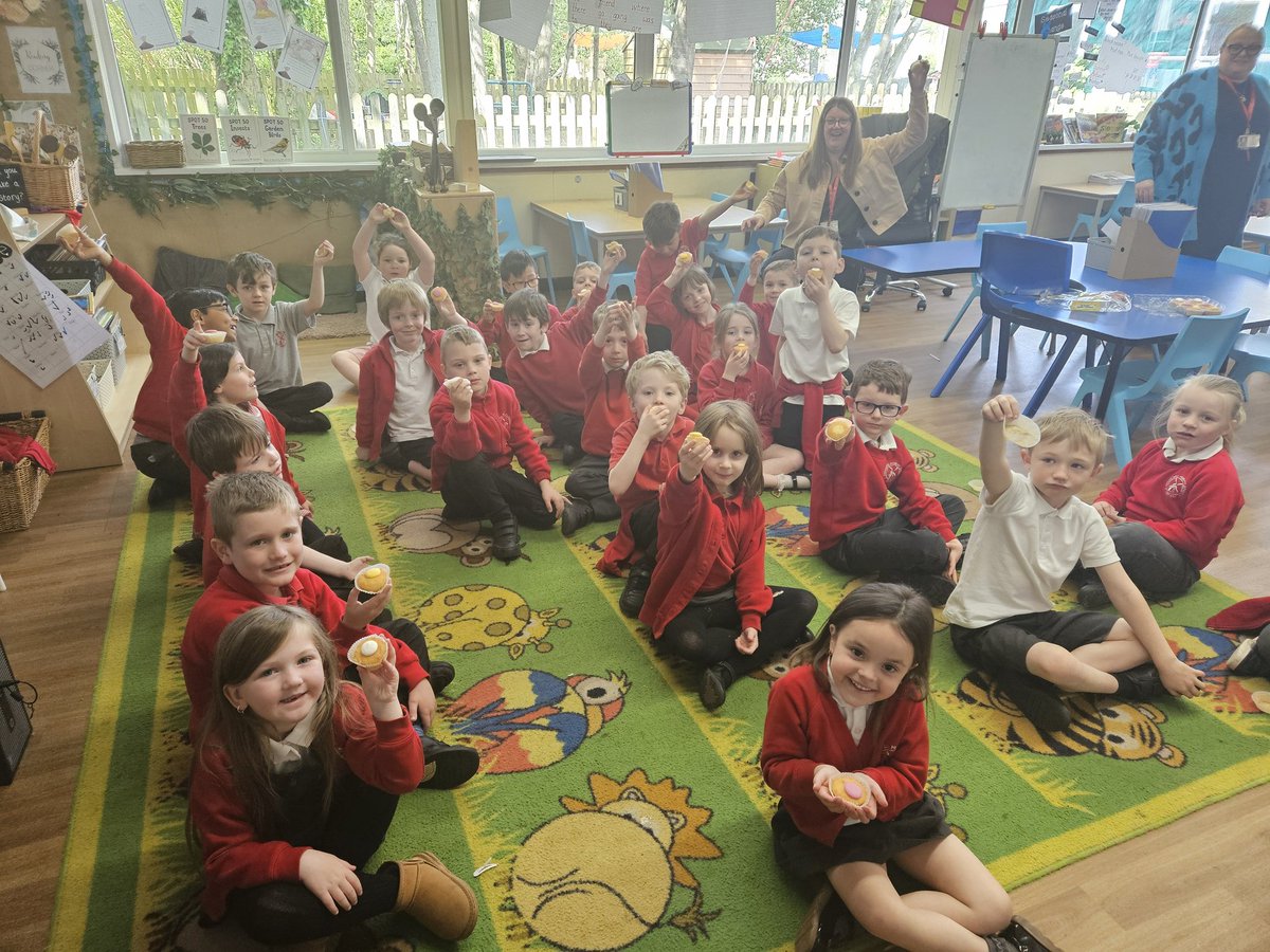 HMillSchool's tweet photo. Team 1 have been learning about fractions today... with cake! ๐๐ง๐ฐ #mathsnoproblem #practicalmaths https://t.co/WL2x3Xho98