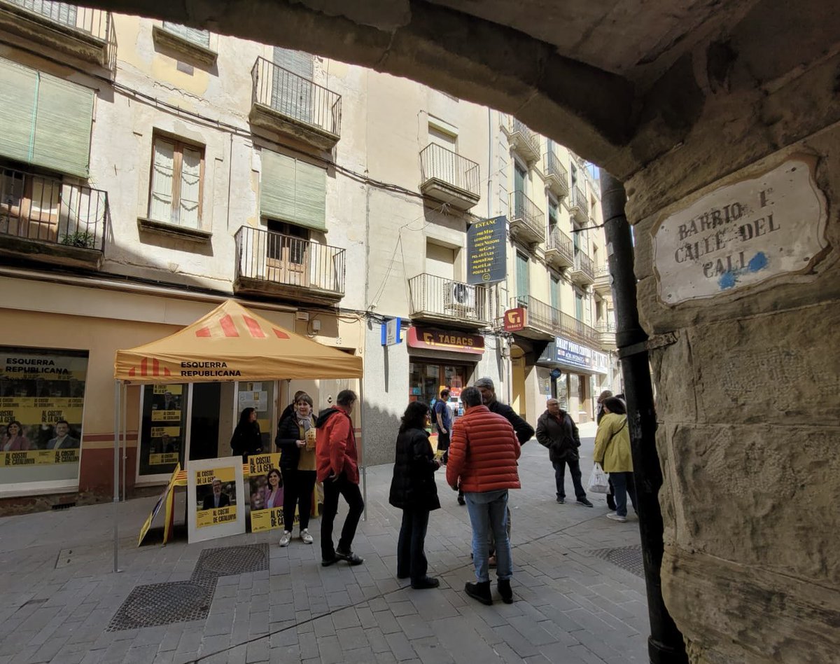 Avui hem estat al mercat setmanal de #Cervera amb el nostre candidat Albert Turull i la diputada @mfornells parlant amb els veïns i veïnes de que Catalunya hi guanya amb @Esquerra_ERC 

✅ Un cerverí al Parlament.

#GuanyaCatalunya #AlCostatDeLaGent #AlCostatDeCatalunya