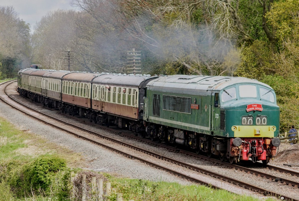 D123 'Leicestershire and Derbyshire Yeomanry' passing Kinchley Lane with the 1045 Loughborough to Leicester North. 

flic.kr/p/2pMyvAw