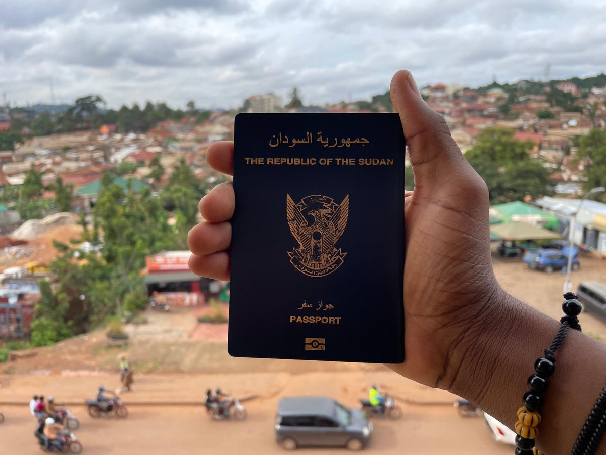 🚨Dire reports reveal Sudan's de facto government's refusal to renew passports🛂 for Arab ethnicities, citing alleged support for RSF. This discriminatory act 🚫hampers freedom of movement and violates constitutional rights.📕 🚫🛂 #Sudan #HumanRights Read @DNforHR report 🔗:…