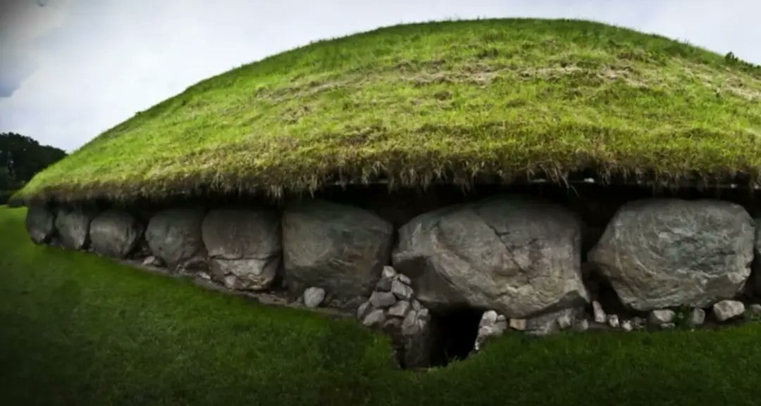 Entre los sídhe ' guaridas de las hadas (las cuales se llaman sidhes)' más conocidos de Irlanda se encuentran Knockma, donde se sitúa el trono de Fínvara, mítico rey de las hadas de Connaught, y Newgrange , vinculado al mito de Angus Óg..