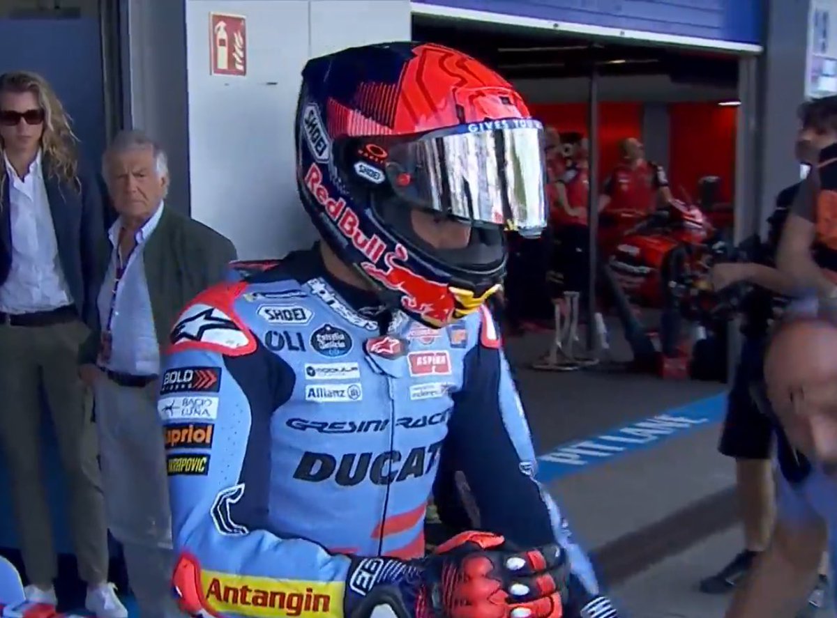 Giacomo Agostini watching Marc Márquez 👀

#MotoGP #SpanishGP