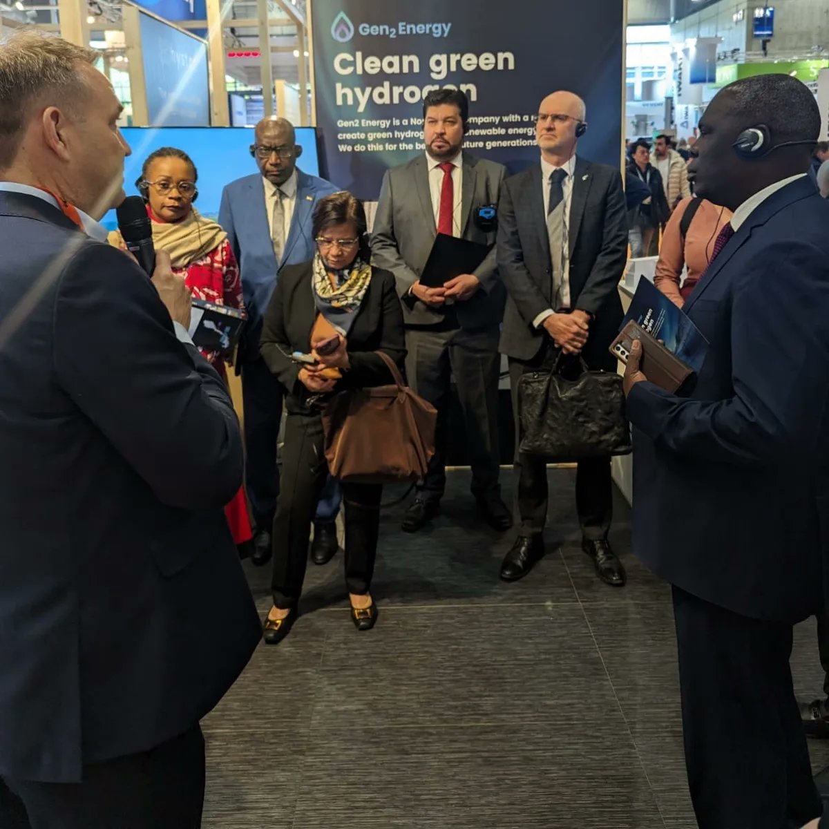 New Zealand is open for business!

That was the message delivered by Ambassador Hawke on Wednesday, at the Hannover Messe, Germany's biggest trade show.

After a tour of stands, Ambassador Hawke gave a speech about the NZ EU FTA and took part in a Q&A.

🇳🇿🤝🇪🇺

#NZEUFTA
#HM24