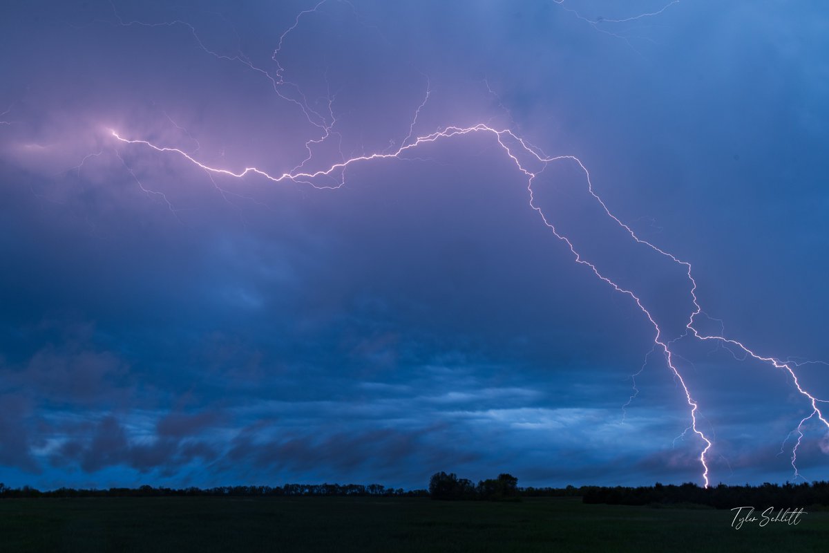 Last night after arriving at my friend @evanjames_wx house for some potential chasing today and tomorrow we decided to go grab some food as we started head out some wicked lightning started to form to our south. So we watch some epic bolts before catching this beauty! #kswx…