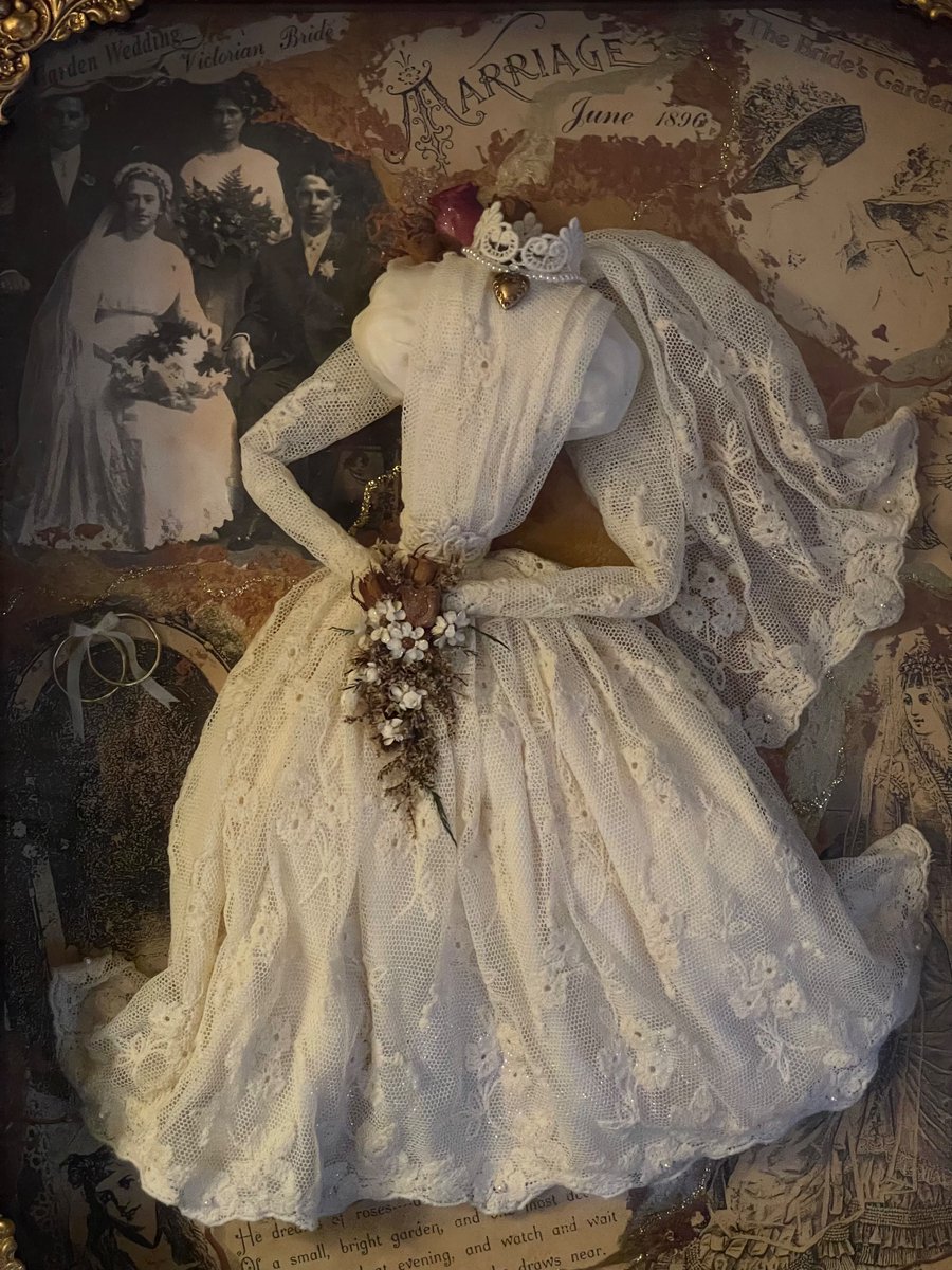 I saw this on the wall at an estate sale yesterday and it reminded me of @HarperStGeorge’s new #GildedAge romance series about the Dove sisters, three Americans with a secret past, forced to find husbands in England. THE STRANGER I WED is out now, so grab a copy.
#weekendread