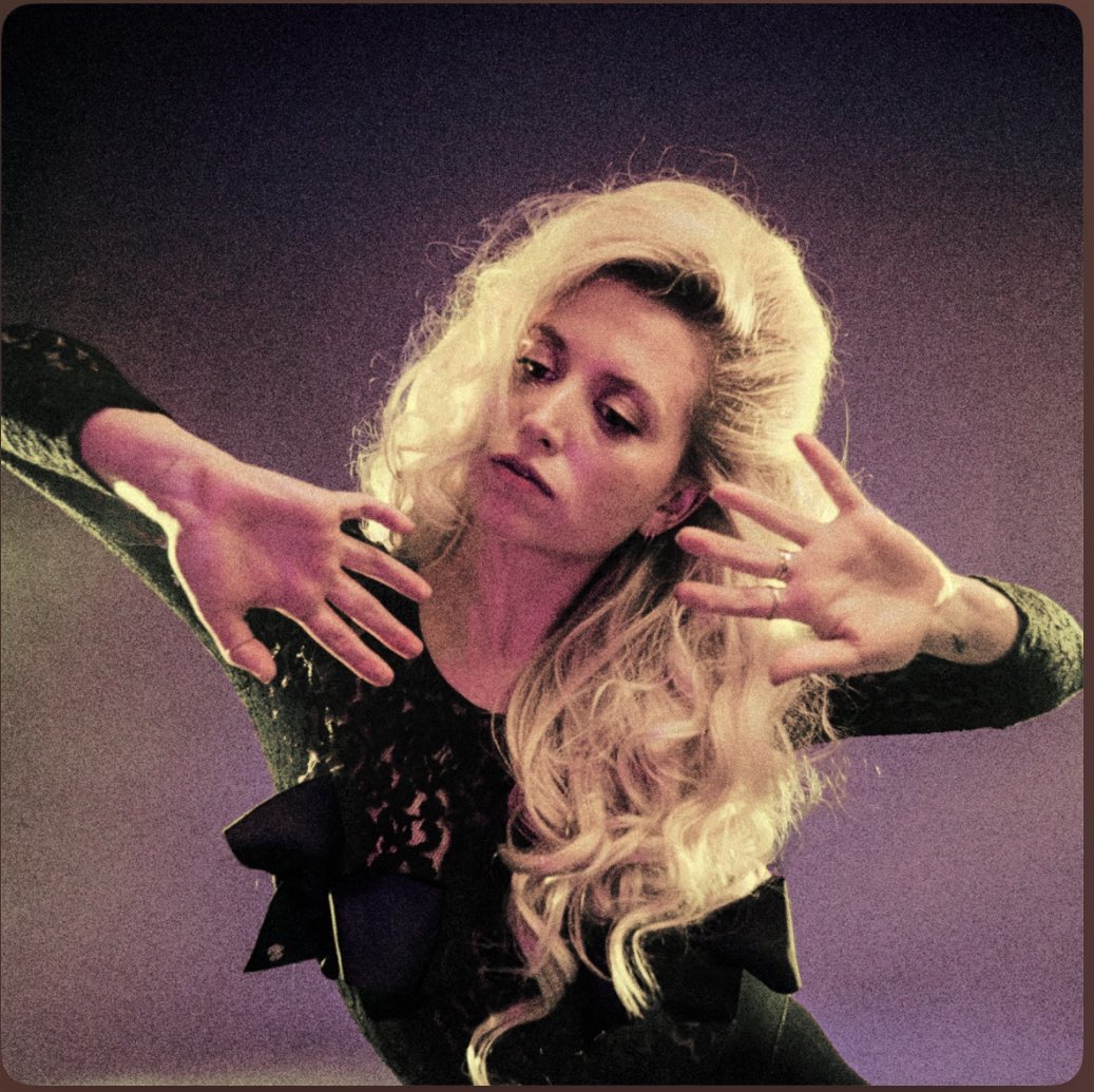 80年代エレクトロ・ファンクな音が良いですねえ
サビでティーナ・マリー「ラヴァーガール」を思い出したり…
またもオーストラリアから登場した逸材ですよ！

Phebe Starr - Lover (feat. Froyo) (2024)
youtu.be/yBqbOz6AczA?si…