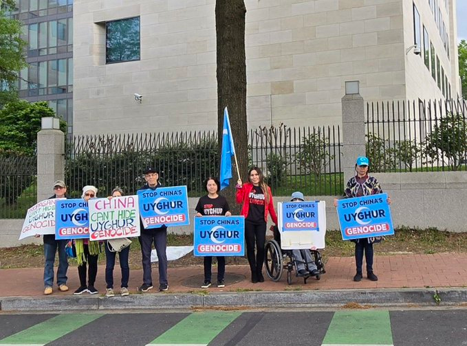 昨天晚上，我们参加了 Adas Israel 每月在华盛顿特区中国使馆外举行的抗议活动，要求中国政府停止维吾尔种族灭绝。