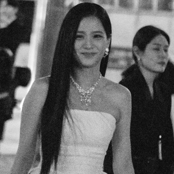 RT AND REPLY: JISOO AT CARTIER EXHIBITION #JISOOxCARTIER