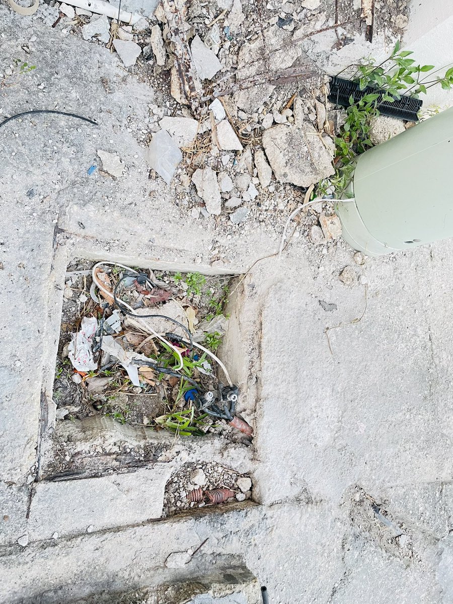 minerva_alavez's tweet photo. @oecancun Varias veces he reportado la tapa rota de una luminaria y siempre cierran el caso sin atenderlo. Los cables expuestos son un riesgo. https://t.co/cw6sCGLAkm