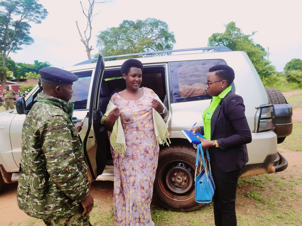 Happening now. SPA/PA Hon @KatushabeRuth82 is in Nakasongola District at Kalongo Rural development one of the beneficiaries of Luwero traingle project of Pres. @KagutaMuseveni .. She is welcomed by the Area MP Hon.Mutebi Noah Wanzala.. More details will ...