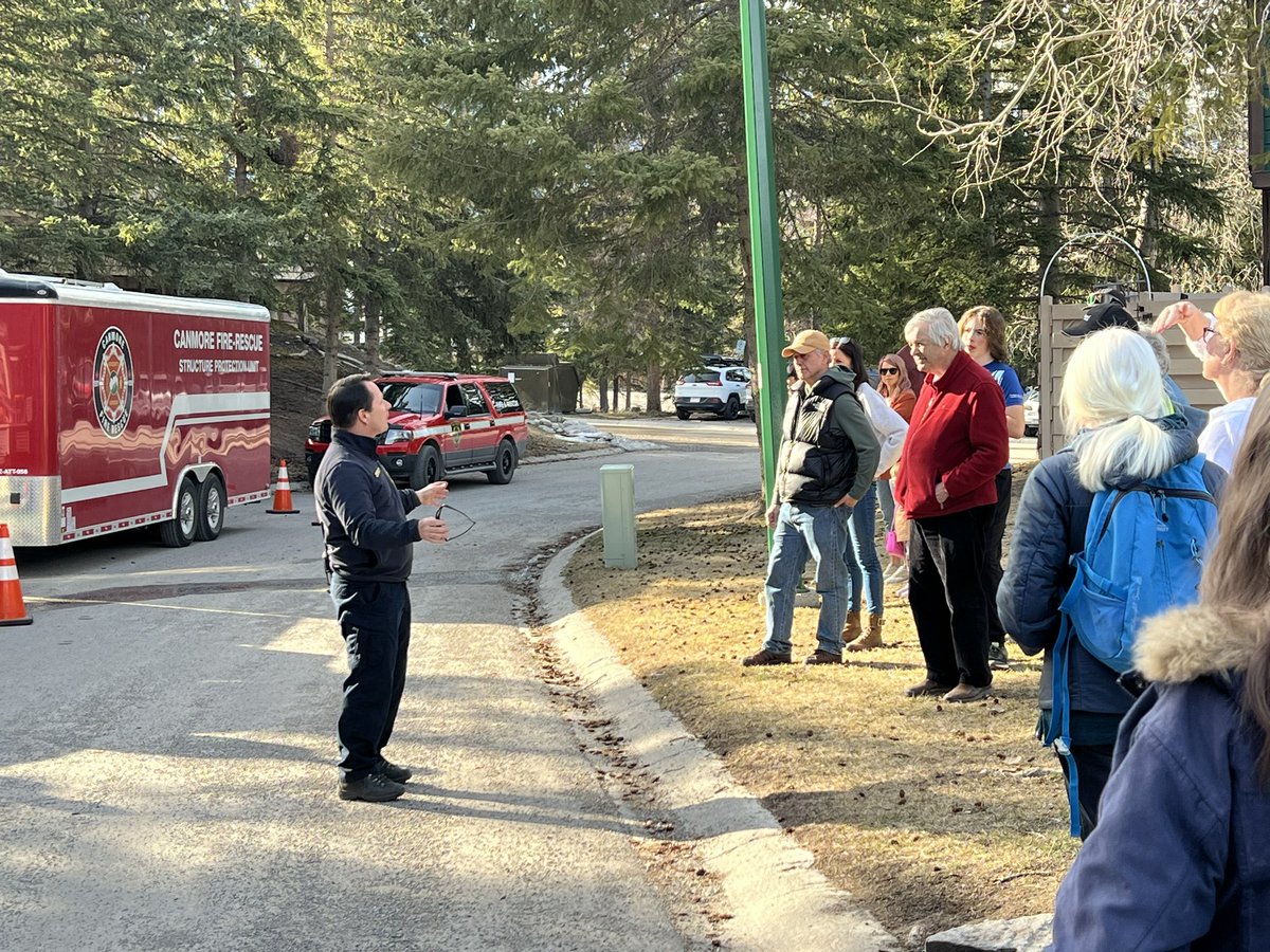 Great turnout of local residents at Tuesday's #wildlandurbaninterface #wildfire demo with our <a href="/ParksCanada/">Parks Canada</a>, <a href="/Banff_Town/">Banff Town</a> and <a href="/TownofCanmore/">Town of Canmore</a>  fire crews in <a href="/BanffNP/">Banff National Park, Parks Canada</a> 🔥Always rewarding to talk to fellow Banffites about how we can work to protect the community ❤️ @FireSmartCanada