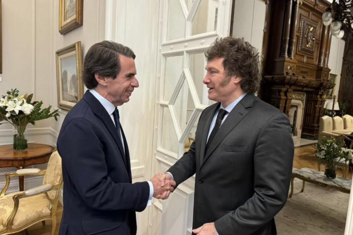 Aznar visita a Milei y le dice que Argentina va por buen camino. Buen camino es despedir a decenas de miles de trabajadores del sector público, subir la gasolina más de un 40%, el gas un 600%, subir toda la alimentación una barbaridad, dejar a los enfermos de cáncer sin…