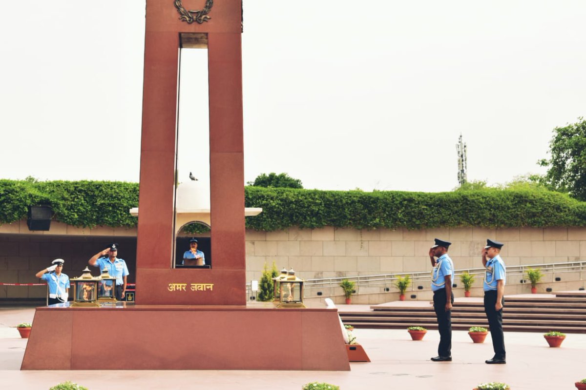 On the occasion of Air Force Investiture Ceremony 2024, Air Vice Marshal S Sivakumar, VSM laid wreath and paid homage to the #bravehearts at #AmarJawanJyoti in a solemn wreath laying ceremony at #NationalWarMemorial.
@HQ_IDS_India
@IAF_MCC 
@PMOIndia 
@DefenceMinIndia