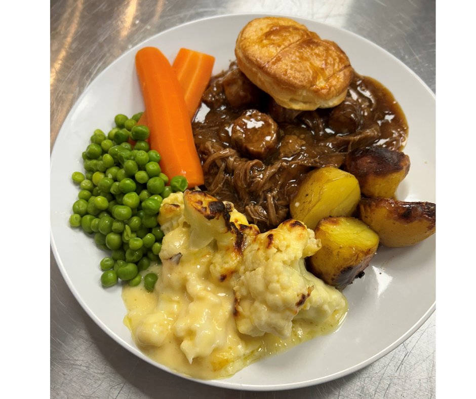 What a Scottish treat for lunch club today at #tomorrowswomenwirral! Scottish steak stew with potatoes and veg, followed by chocolate cake and ice cream 🍨 If you fancy a delicious meal with great company, come along next Friday at 12PM 💗 #lunchclub #womensupportingwomen