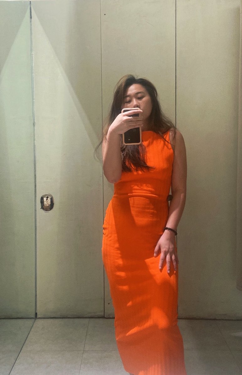 我沒有亮色系的洋裝，因為喜歡低調，還有亮色很難搭。

但沒想到我會喜歡這件亮橘色連身洋裝，希望夏天曬黑後穿上依舊好看。