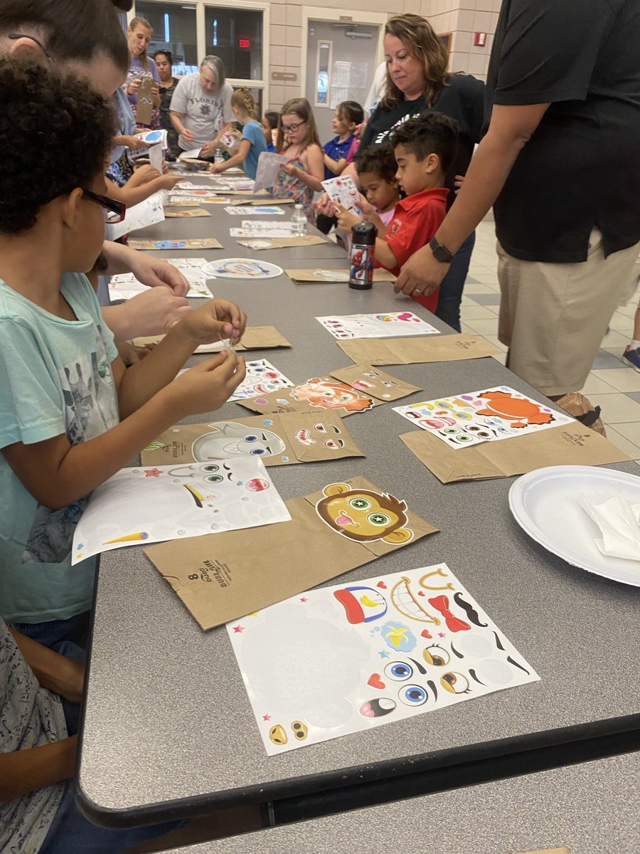 The stars were out last night at Alta Vista Elementary School 💫⭐️🤩#SuncoastRemakeDays #RemakeDays celebrating arts and literature! Puppets, poetry and play 🎉⁦<a href="/SuncoastCGLR/">Suncoast GL Reading</a>⁩ ⁦<a href="/ThePattersonFdn/">The Patterson Foundation</a>⁩ ⁦<a href="/sarasotaschools/">Sarasota Schools</a>⁩