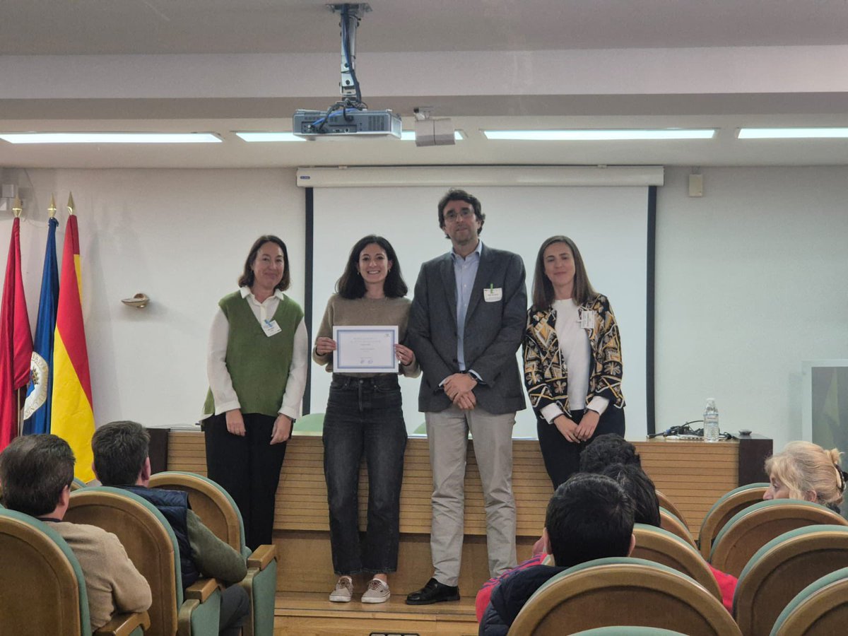 🏆Ganadora del Premio al Joven Investigador: María Vega Gonzalo de <a href="/transyt_upm/">TRANSyT-UPM</a>, por su investigación: 

🛵🚘 El impacto de la movilidad compartida en la dependencia del coche privado en el contexto urbano europeo

¡Felicidades María! 👏👏🎉

#CampusFIT24