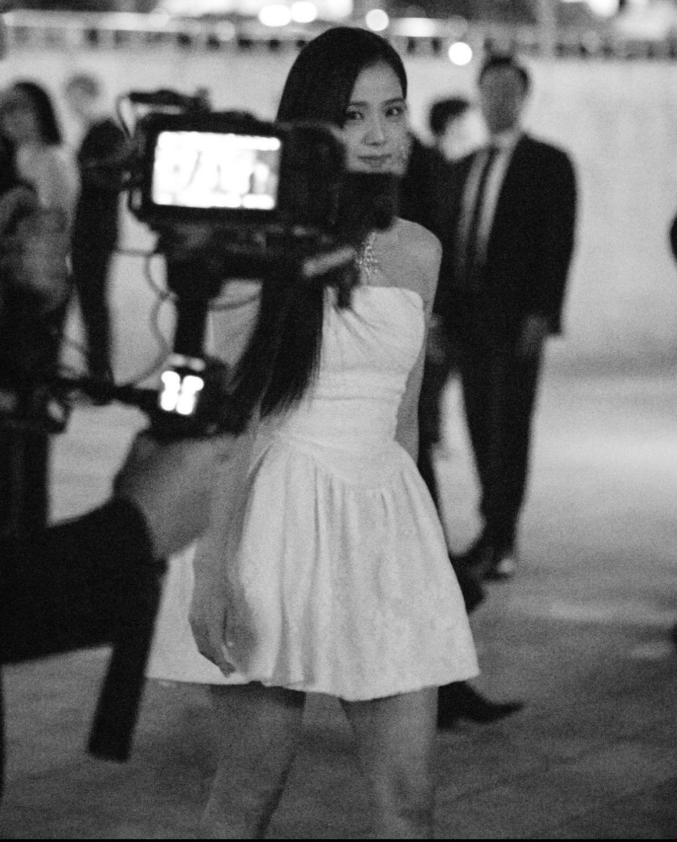 Stunning! JISOO AT CARTIER EXHIBITION #JISOOxCARTIER