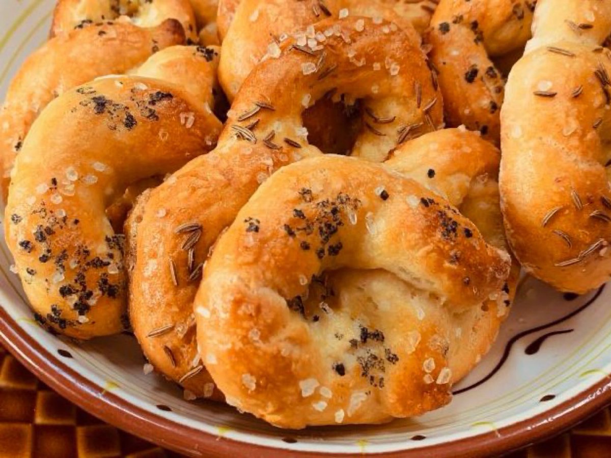 It’s #NationalPretzelDay how about making a few pretzels ? These Crusty Simple Soup Pretzels are easy to make at home & are delicious w/ the soup I’m planning for later - here’s the #recipe  gloriagoodtaste.com/bohemian-pilse… #baking #recipes #PretzelDay Let’s all #pretzel today 🥨