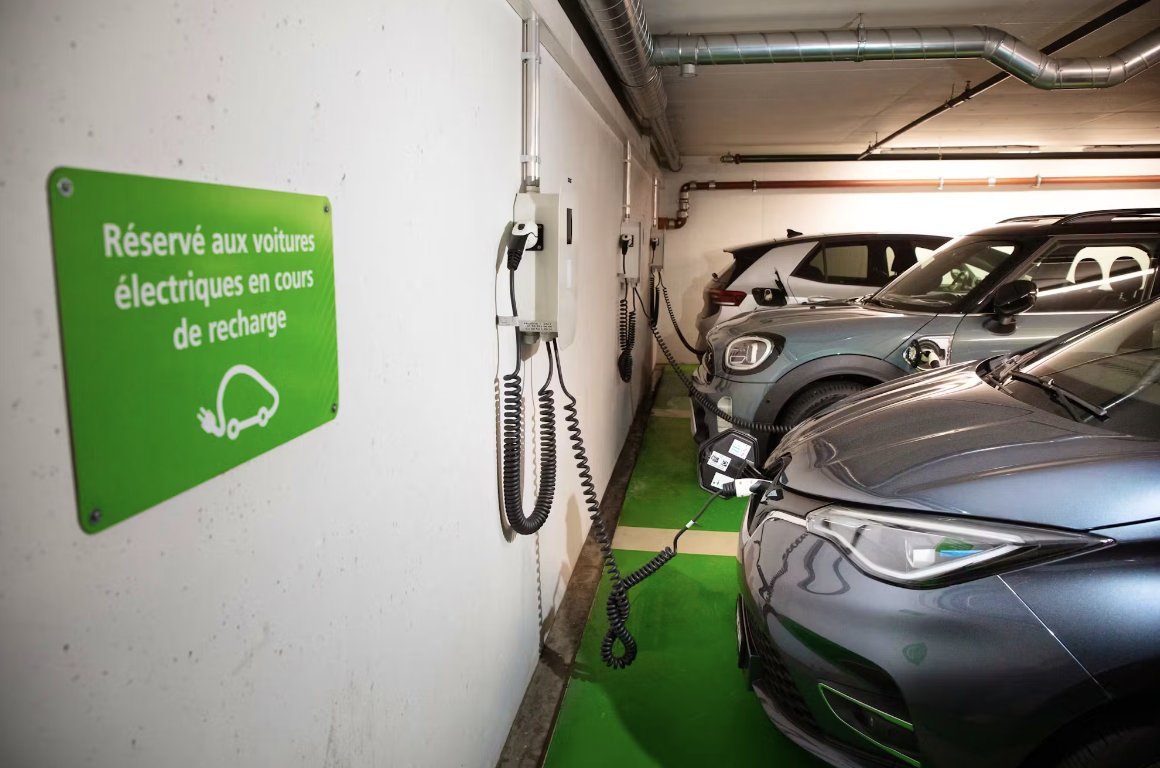 Dans les parkings, 1,18% des places sont électriques 20min.ch/fr/story/genev…