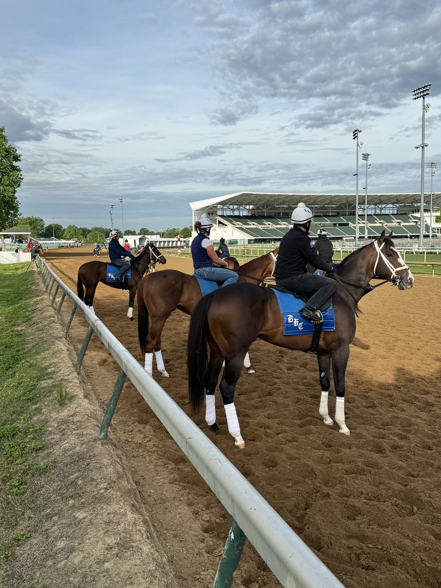 It was a lovely Friday morning @ChurchillDowns #TeamCox