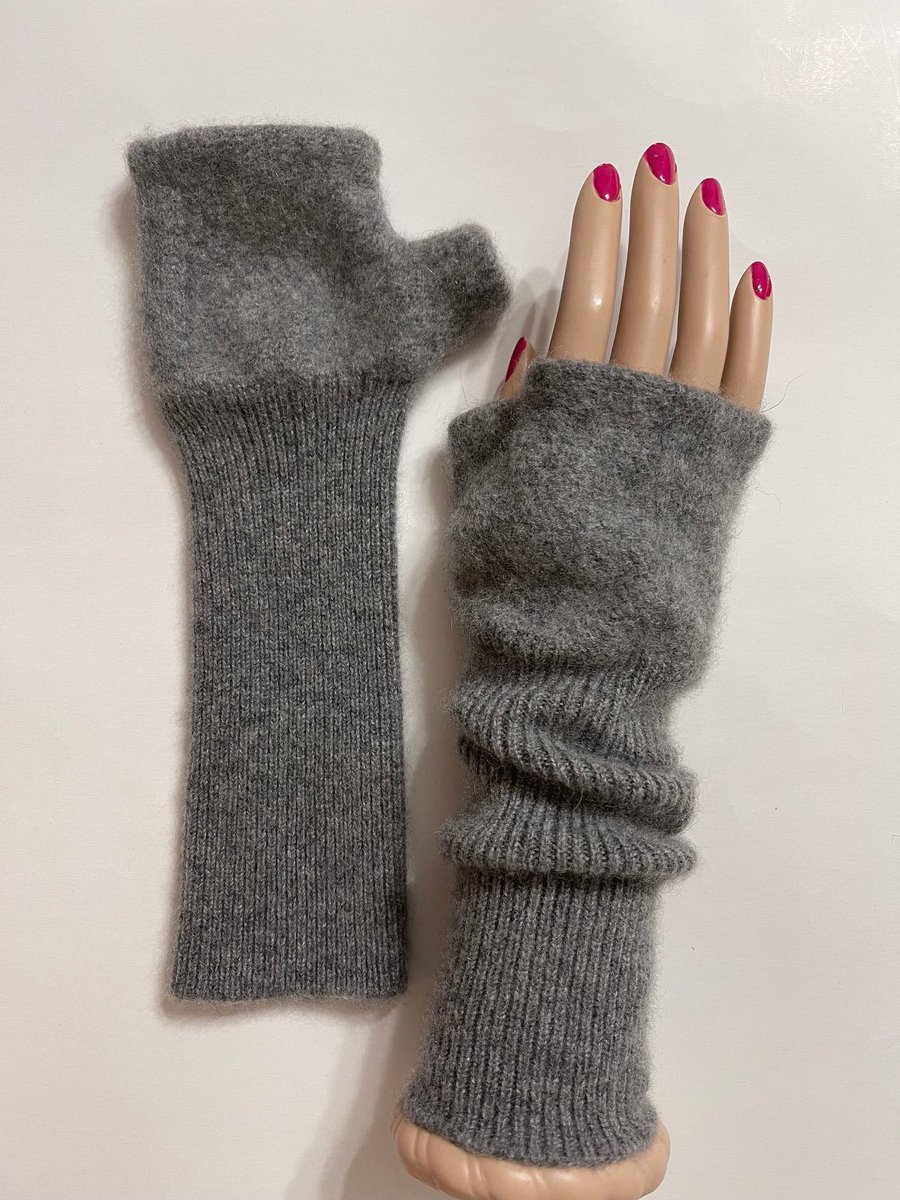 #graycashmere #fingerlessgloves #giftformom mcleodhandcraftgifts.etsy.com/listing/170730…