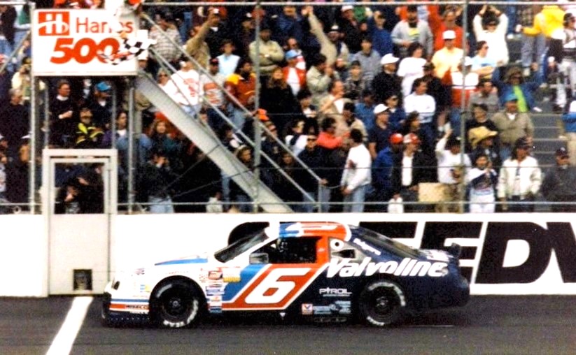 Mark Martin won the 1992 Hanes 500 at Martinsville 32 years ago today. 🏁 

Martin lapped everyone but Sterling Marlin.

#RoushRacing 🏁