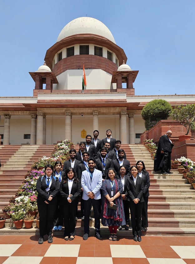 The trip was made possible under the kind guidance and support of our campus director.  #legaleducation #SupremeCourtofIndia #SCI #futurelawyers #proud #inspired #digiSCR