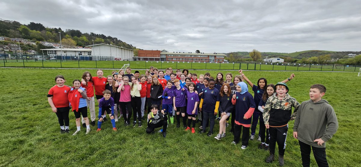 Blwyddyn 6 (@ysgolgymraeg6) on Twitter photo Cyfle i gynnal gwersi tu allan yn ystod Wythnos Dysgu yn yr Awyr Agored.
-Amcangyfrif a mesur onglau o gwmpas safle'r ysgol 📐
-Dadl o blaid ac yn erbyn gadael i blant protestio 🗣
-Cael ymarfer sgiliau cydweithio fel tîm 💪🏻
Diolch hefyd i <a href="/Plascrug/">Ysgol Plascrug</a> am y gemau cyfeillgar ⚽️🤝🏻 Cyfle i gynnal gwersi tu allan yn ystod Wythnos Dysgu yn yr Awyr Agored.
-Amcangyfrif a mesur onglau o gwmpas safle'r ysgol 📐
-Dadl o blaid ac yn erbyn gadael i blant protestio 🗣
-Cael ymarfer sgiliau cydweithio fel tîm 💪🏻
Diolch hefyd i <a href="/Plascrug/">Ysgol Plascrug</a> am y gemau cyfeillgar ⚽️🤝🏻