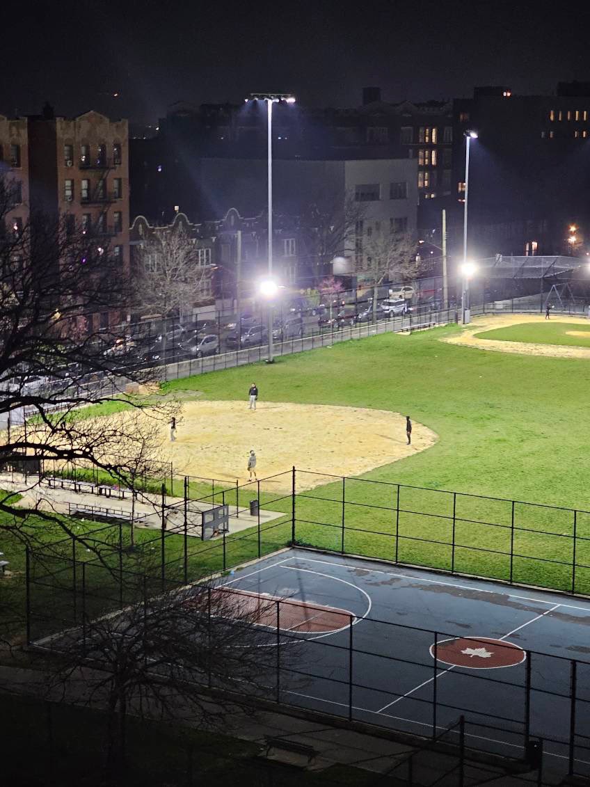 💡Friday Spotlight: Last year’s newly-installed lights at the Julio Carballo Fields in action! 👉 My office continued investment in #Bronx @NYCParks w/an allocation of $1,986,000 for the installation of lights so our youth can enjoy outdoor recreational activities after sundown.