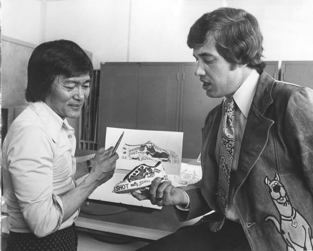 📷 Iwao Takamoto and Gary Johnson (North America Operations of Hanna–Barbera Enterprises) go over the design concept of a #ScoobyDoo tennis shoe (1976).