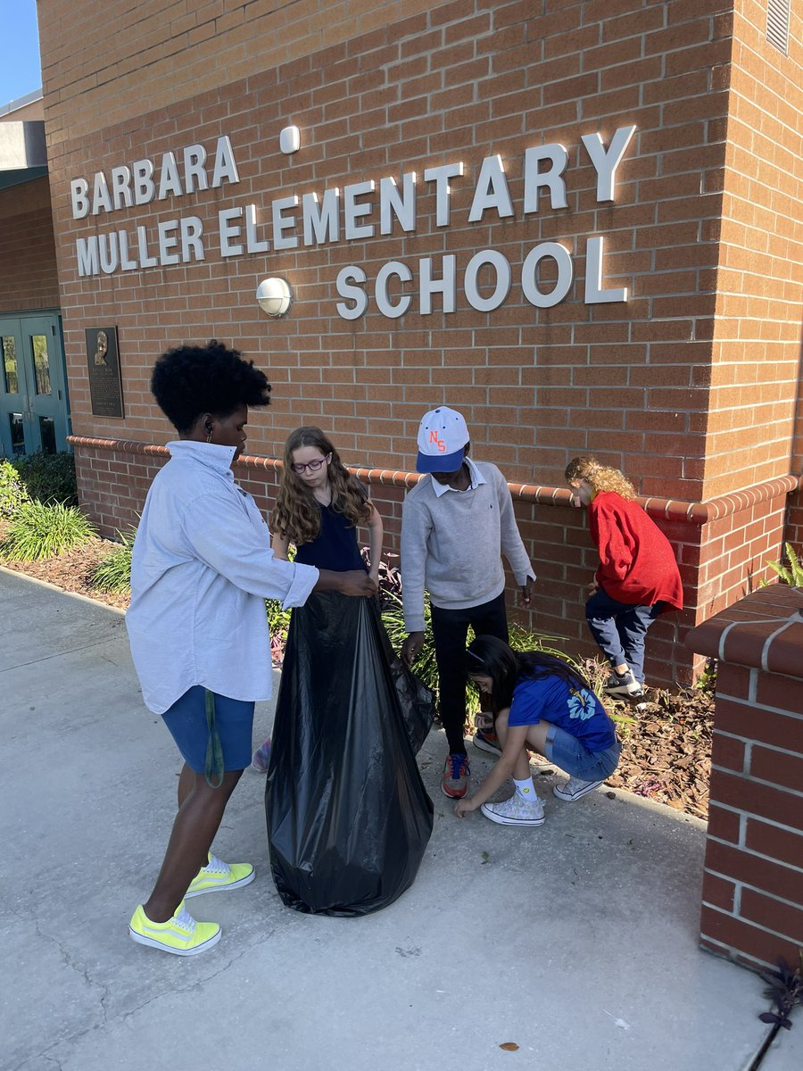 Celebrating Earth Day this week with a school-wide campus clean up! Not only did we clean up the school from litter, but students learned why we pull weeds to keep our plants growing strong! 🌎🍃♻️ #EnvironmentalScience #WeAreMagnet
@HillsboroughSch @SDHCMagnet @HCPSElemScience